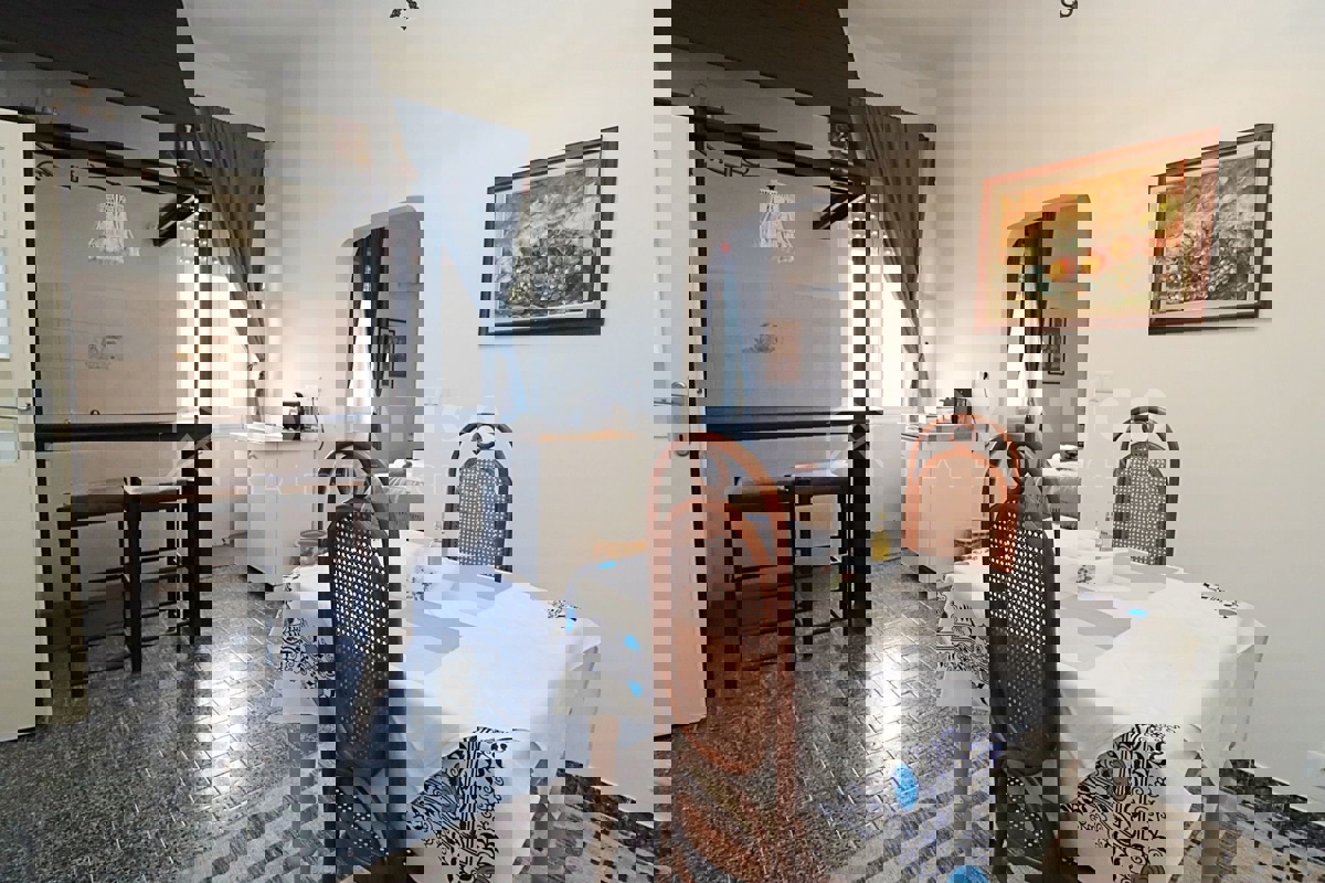 Rovigno, appartamento in posizione unica, prima fila al mare