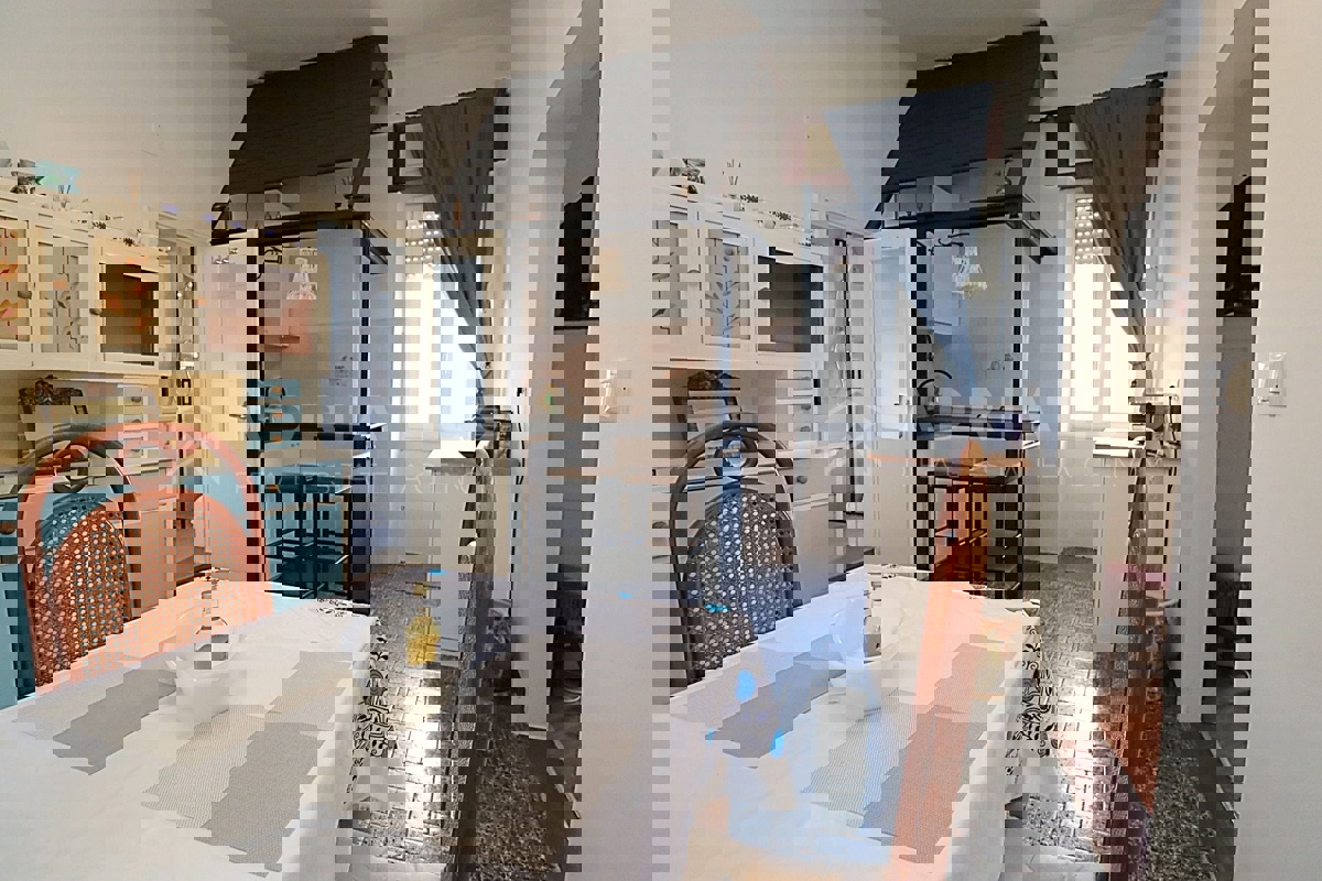 Rovigno, appartamento in posizione unica, prima fila al mare