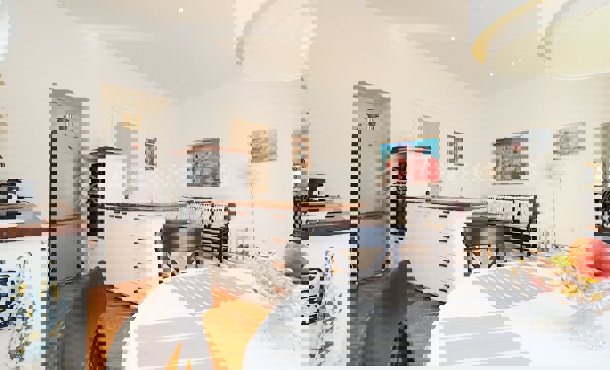 Rovigno, appartamento in posizione unica, prima fila al mare