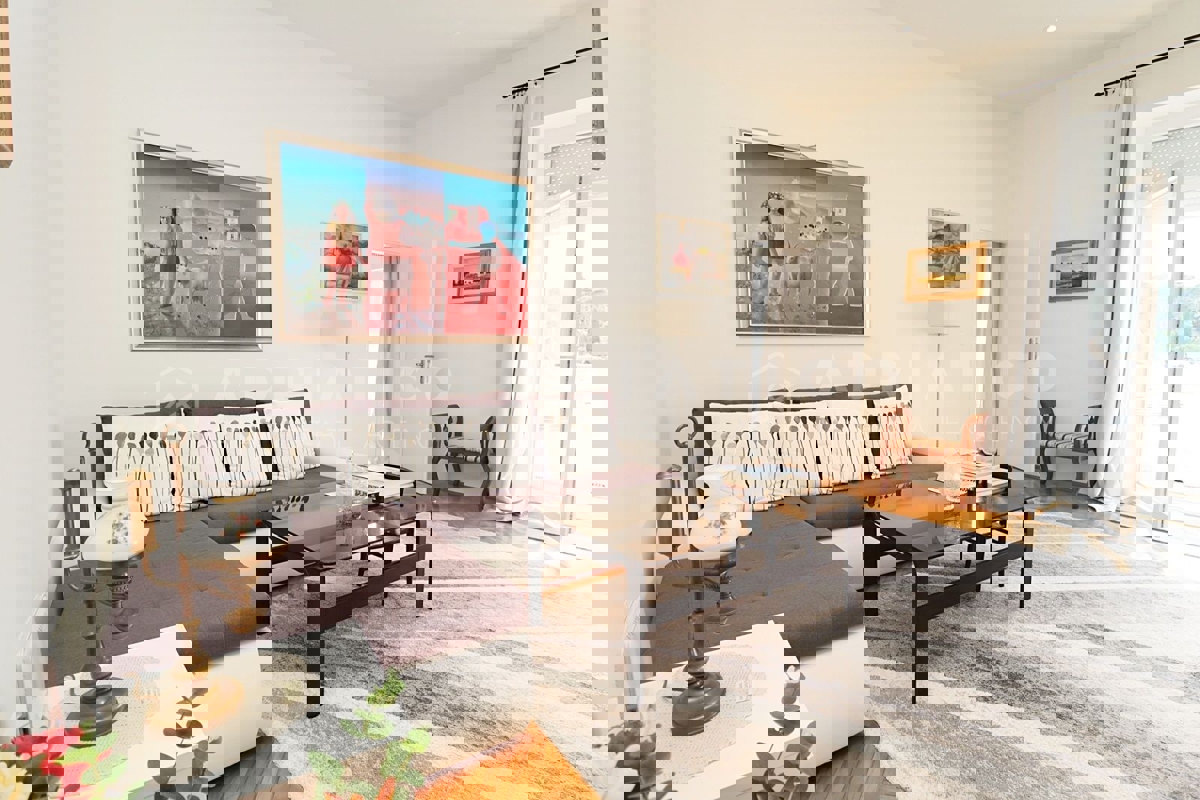 Rovigno, appartamento in posizione unica, prima fila al mare