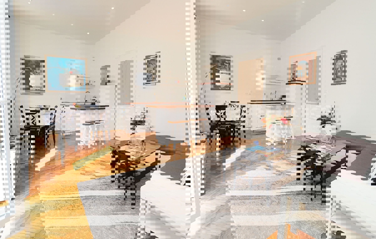 Rovigno, appartamento in posizione unica, prima fila al mare