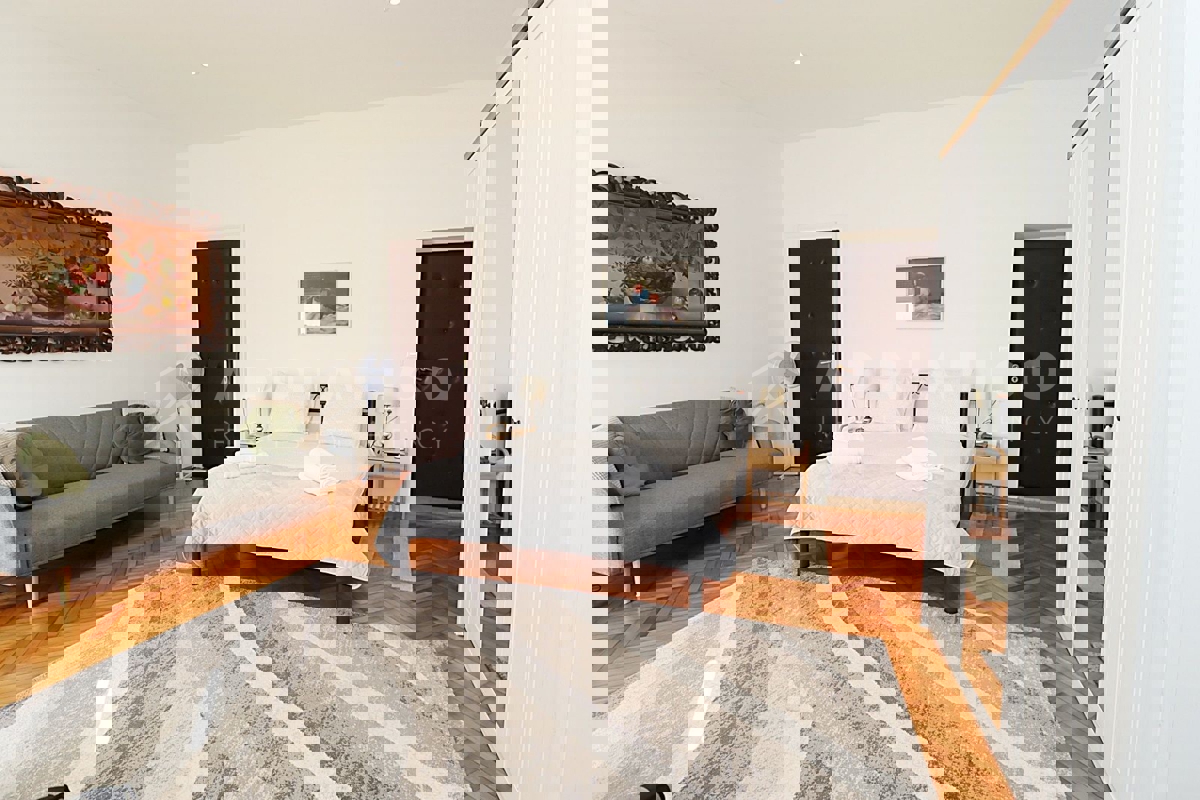 Rovigno, appartamento in posizione unica, prima fila al mare