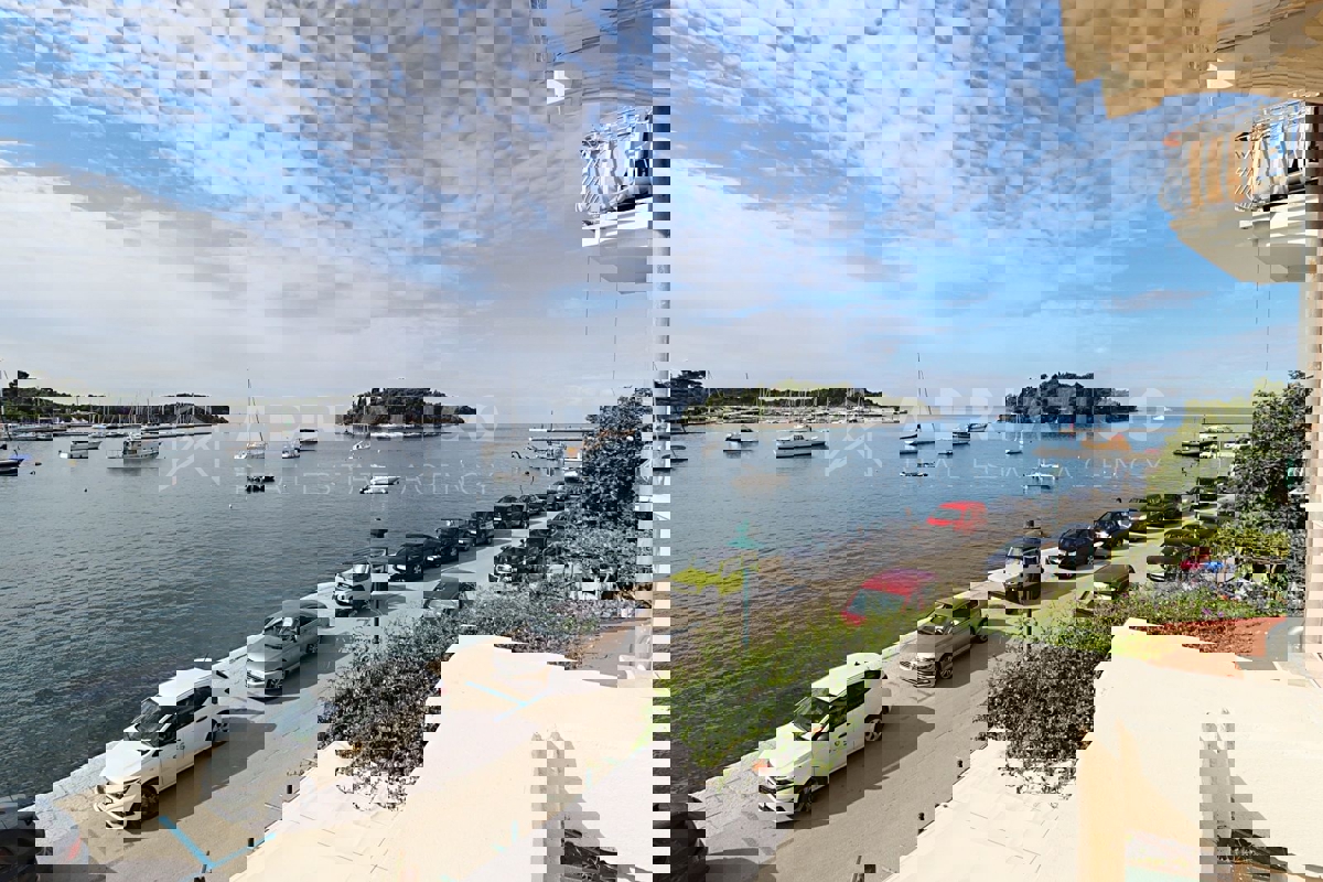 Rovigno, appartamento in posizione unica, prima fila al mare