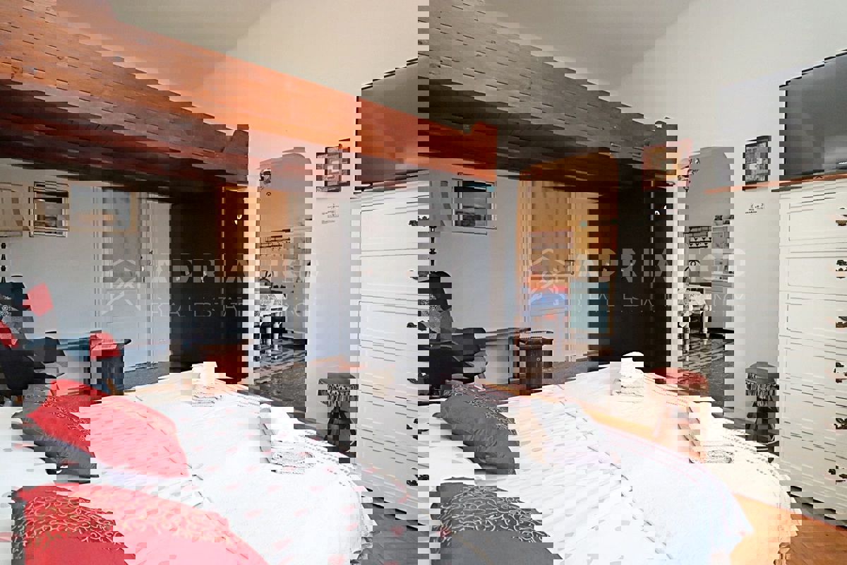 Rovigno, appartamento in posizione unica, prima fila al mare