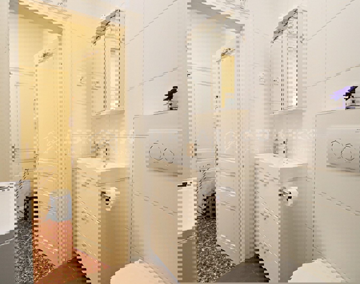 Rovigno, appartamento in posizione unica, prima fila al mare