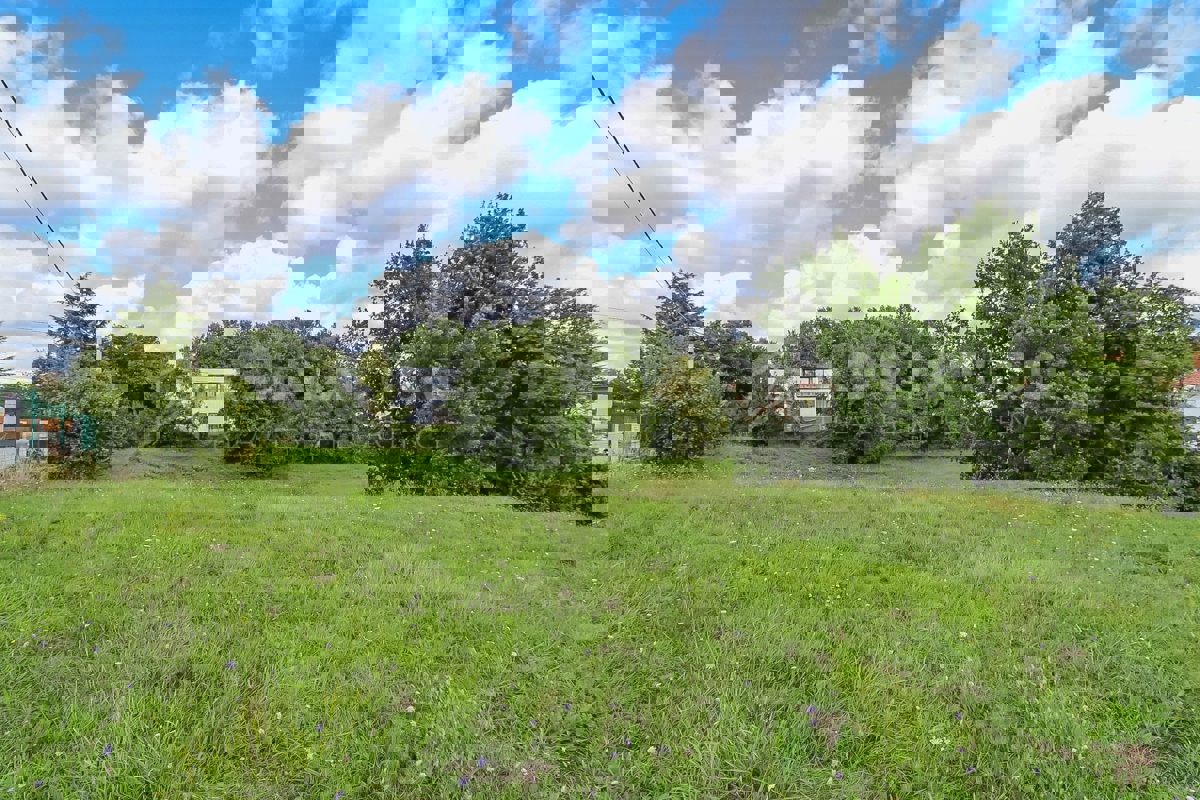 Pazin – Ampio terreno edificabile in un tranquillo villaggio