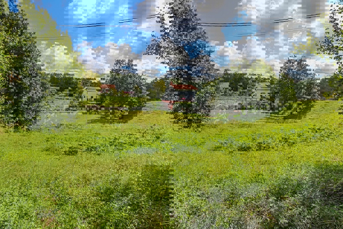 Pazin – Ampio terreno edificabile in un tranquillo villaggio