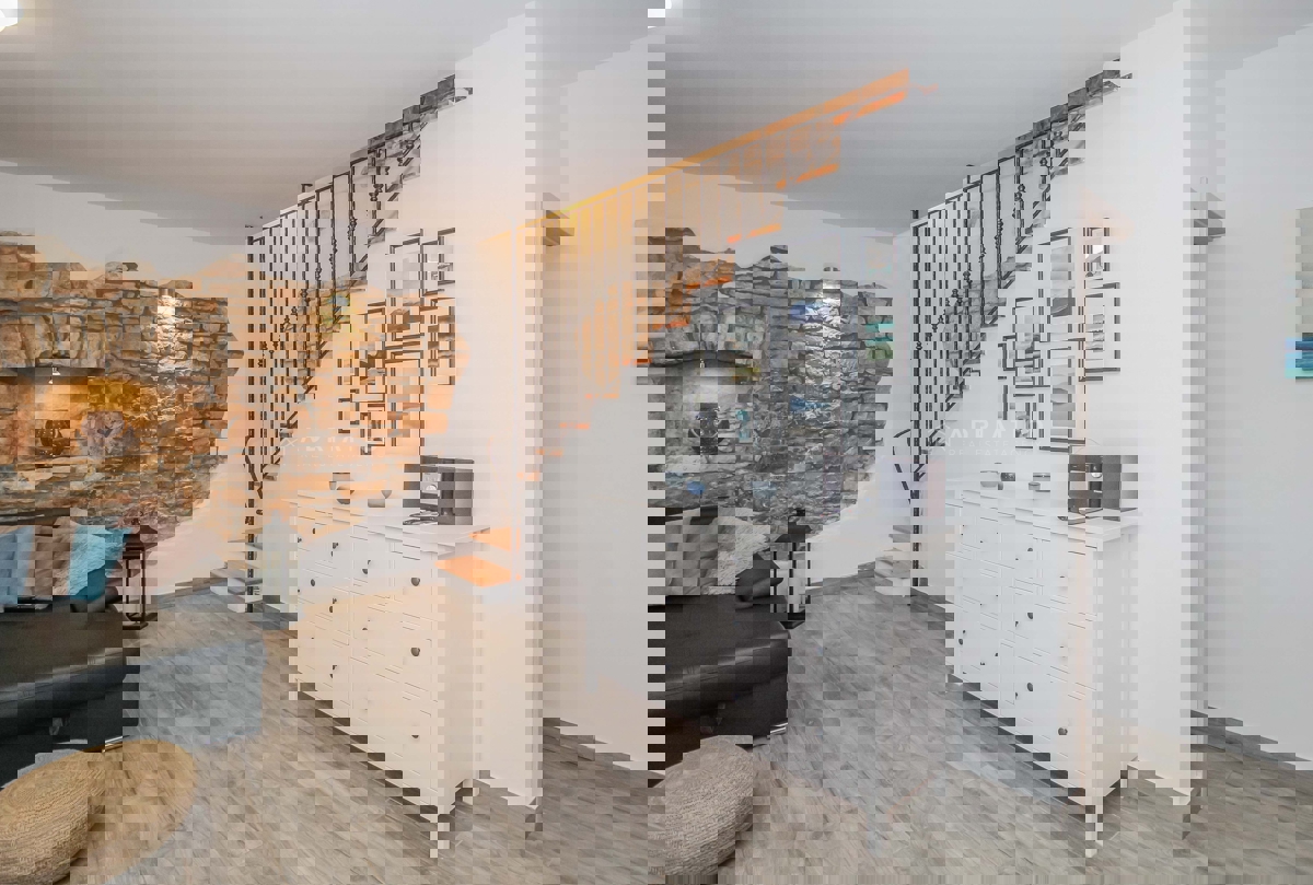 Zona Parenzo, casa in pietra con molto terreno