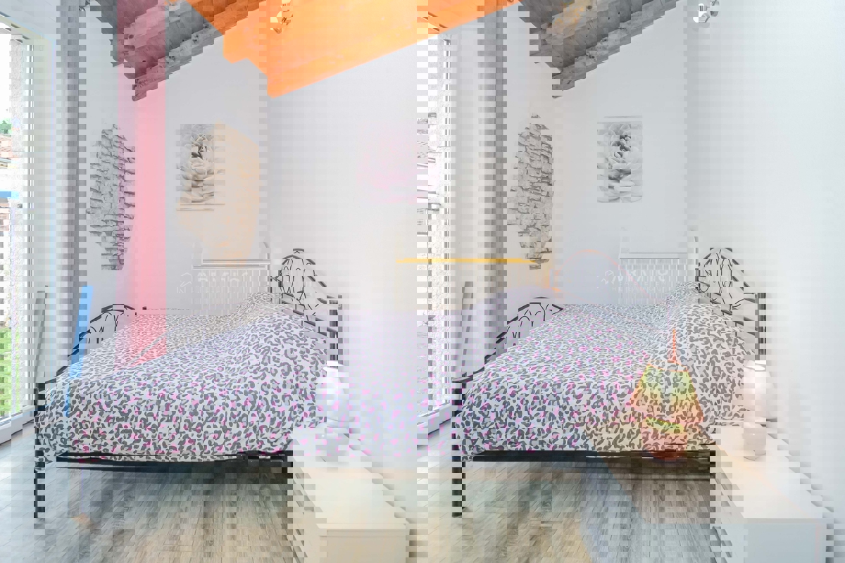 Zona Parenzo, casa in pietra con molto terreno