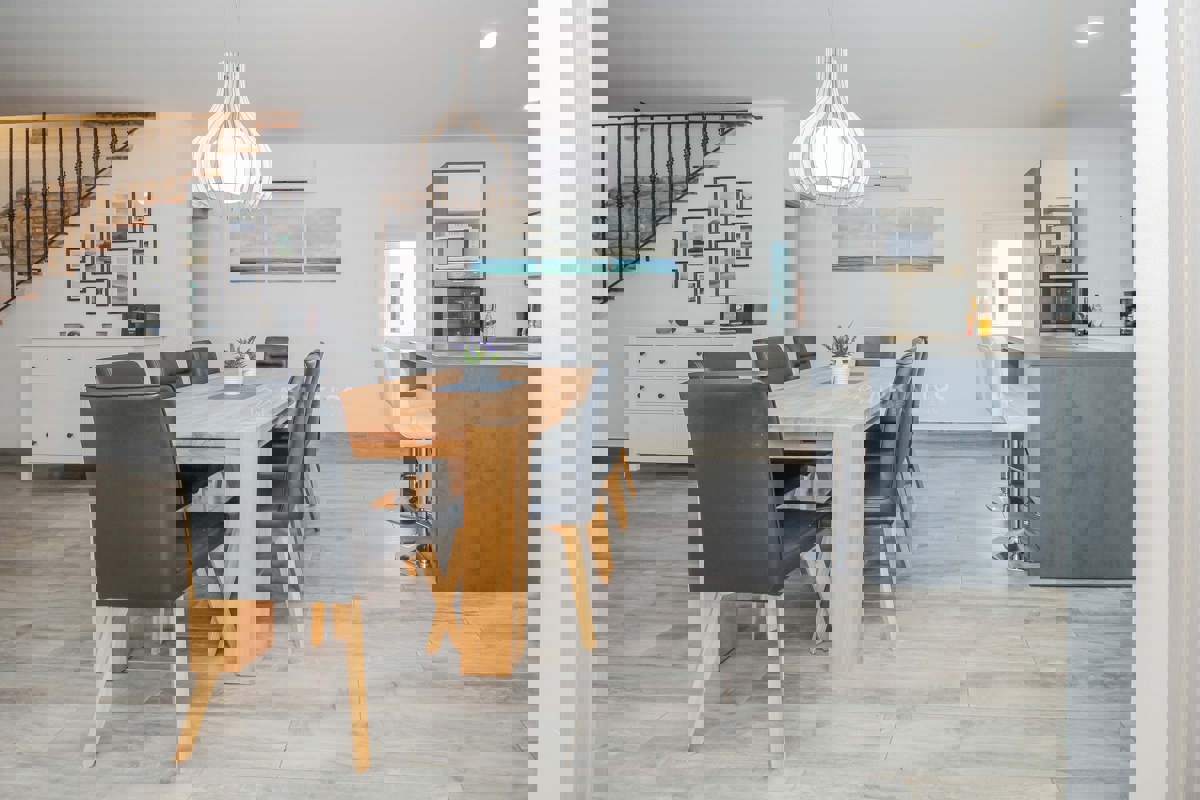 Zona Parenzo, casa in pietra con molto terreno