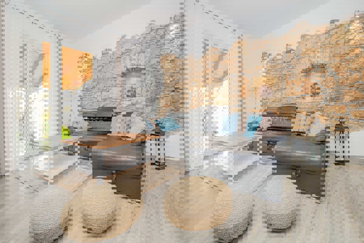 Zona Parenzo, casa in pietra con molto terreno