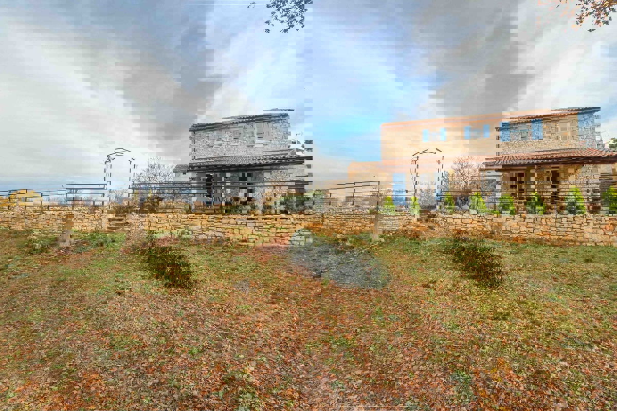 Zona Parenzo, casa in pietra con molto terreno