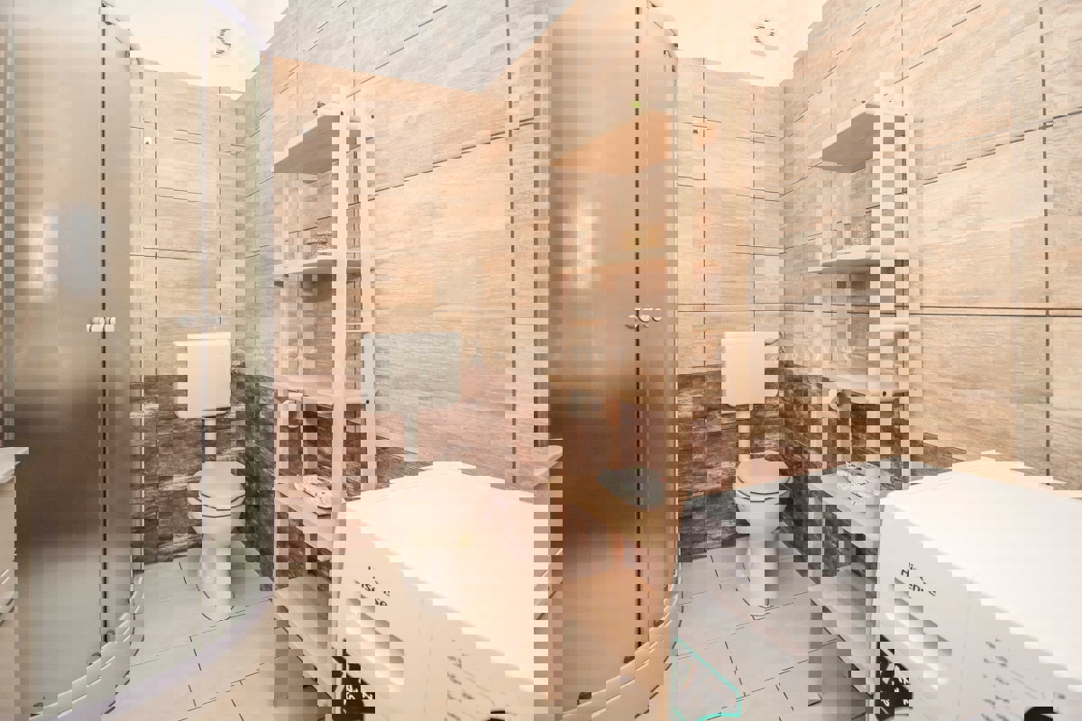 Zona Parenzo, casa in pietra con molto terreno