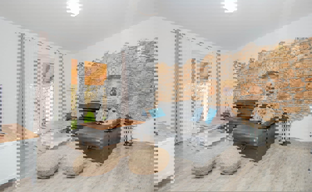 Zona Parenzo, casa in pietra con molto terreno