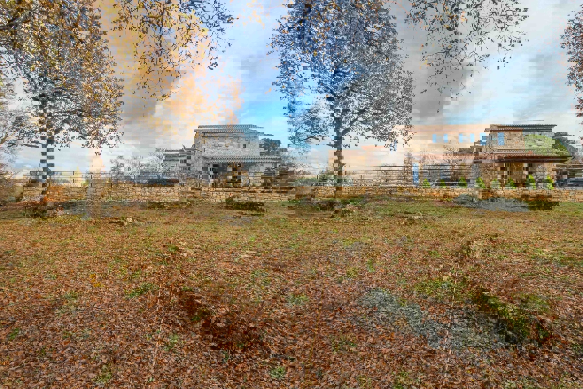 Zona Parenzo, casa in pietra con molto terreno