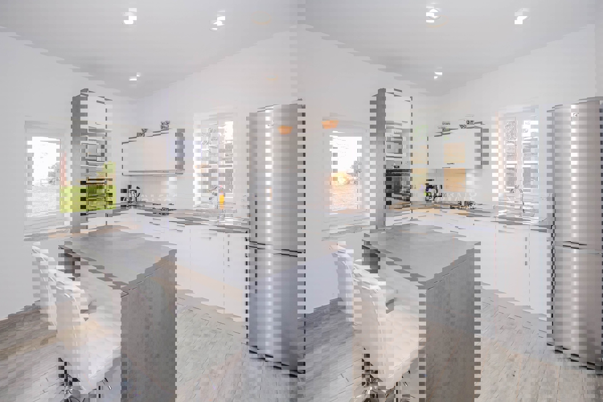 Zona Parenzo, casa in pietra con molto terreno