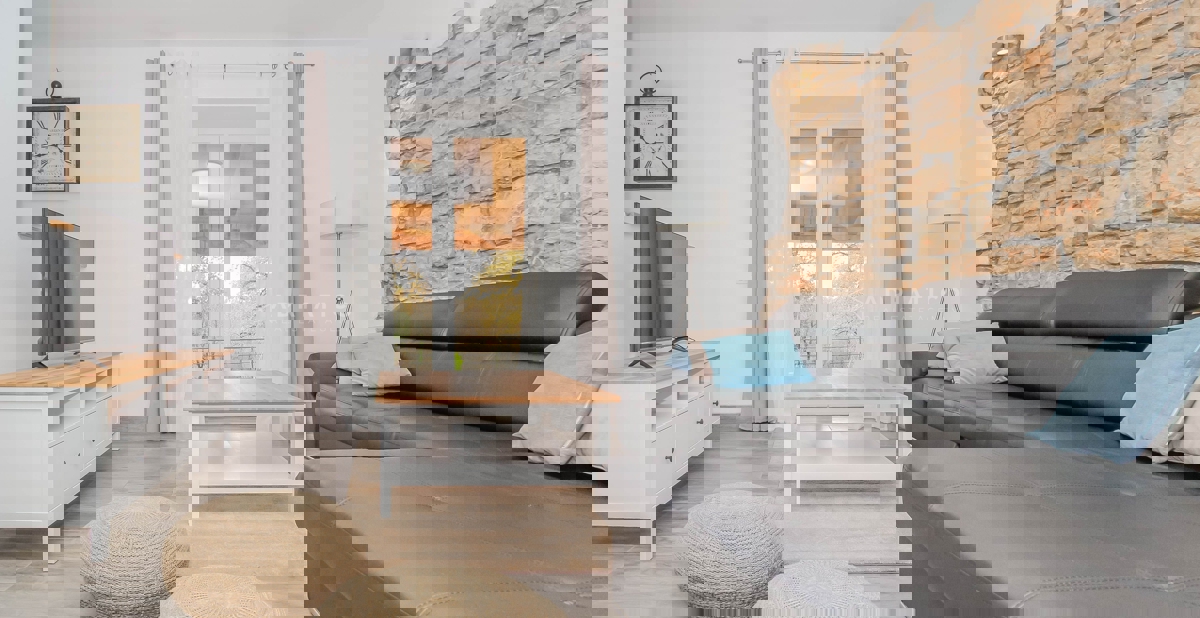 Zona Parenzo, casa in pietra con molto terreno