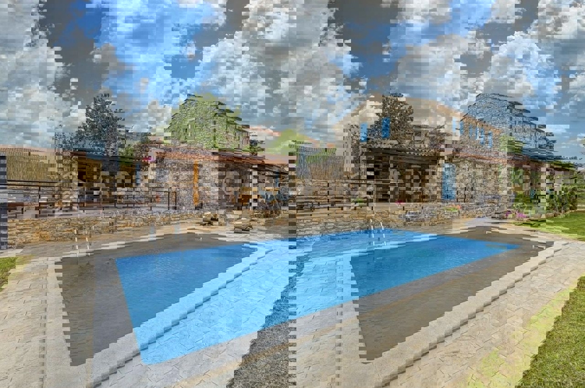 Zona Parenzo, casa in pietra con molto terreno