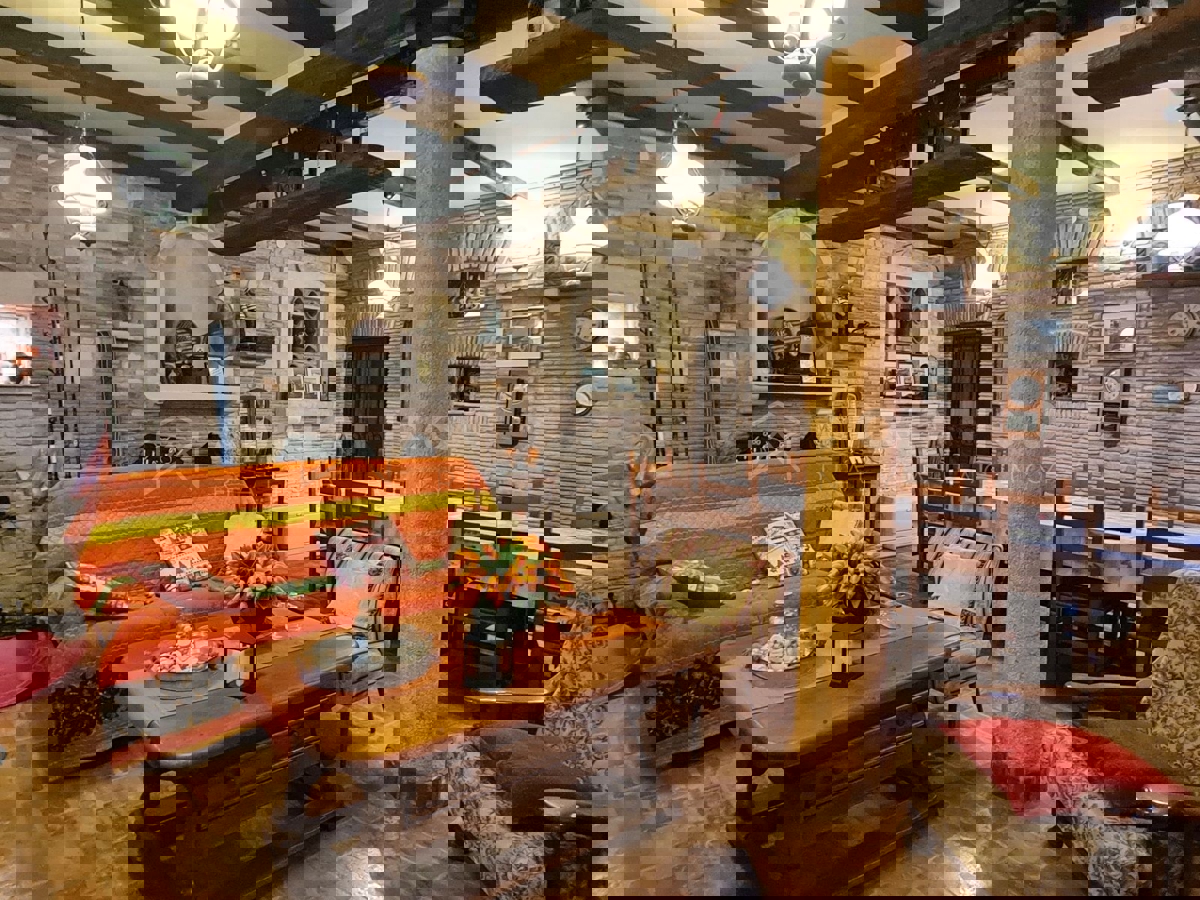 Rovigno, appartamento al piano terra con taverna vicino alla spiaggia di Cuvi