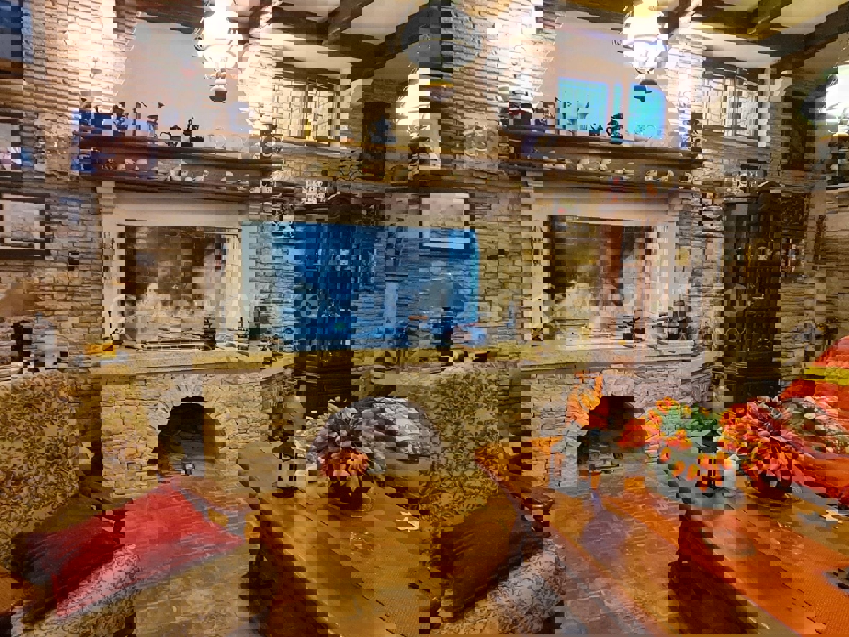 Rovigno, appartamento al piano terra con taverna vicino alla spiaggia di Cuvi