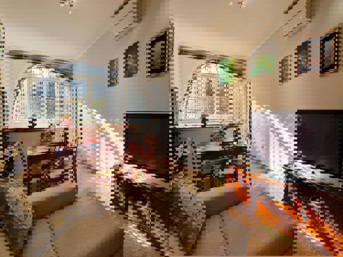 Rovigno, appartamento al piano terra con taverna vicino alla spiaggia di Cuvi