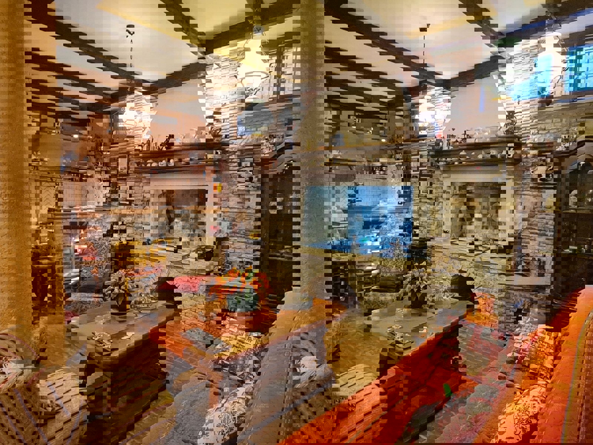 Rovigno, appartamento al piano terra con taverna vicino alla spiaggia di Cuvi