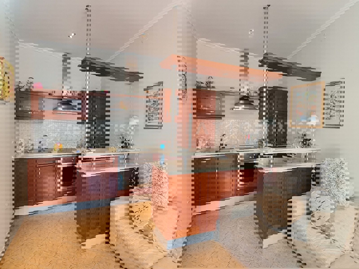 Rovigno, appartamento al piano terra con taverna vicino alla spiaggia di Cuvi