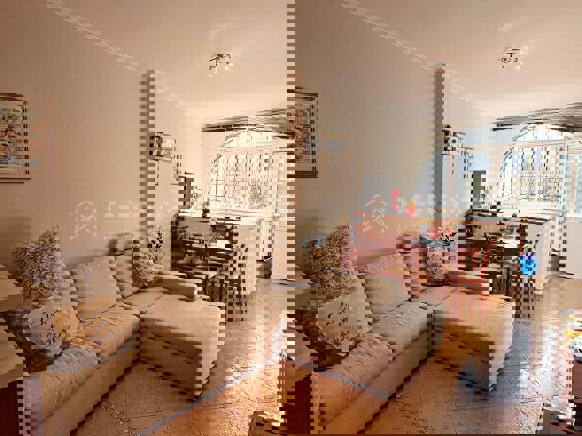 Rovigno, appartamento al piano terra con taverna vicino alla spiaggia di Cuvi