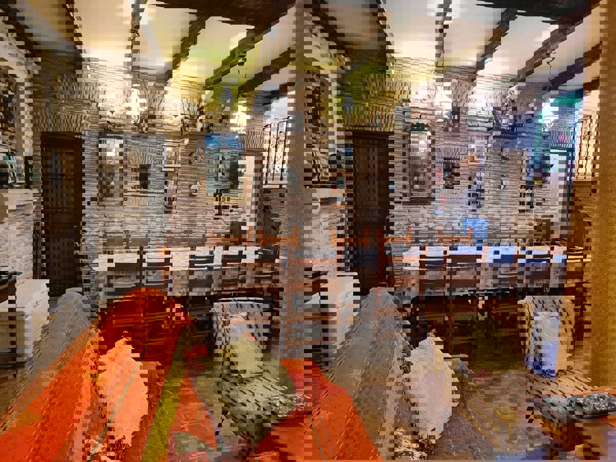 Rovigno, appartamento al piano terra con taverna vicino alla spiaggia di Cuvi