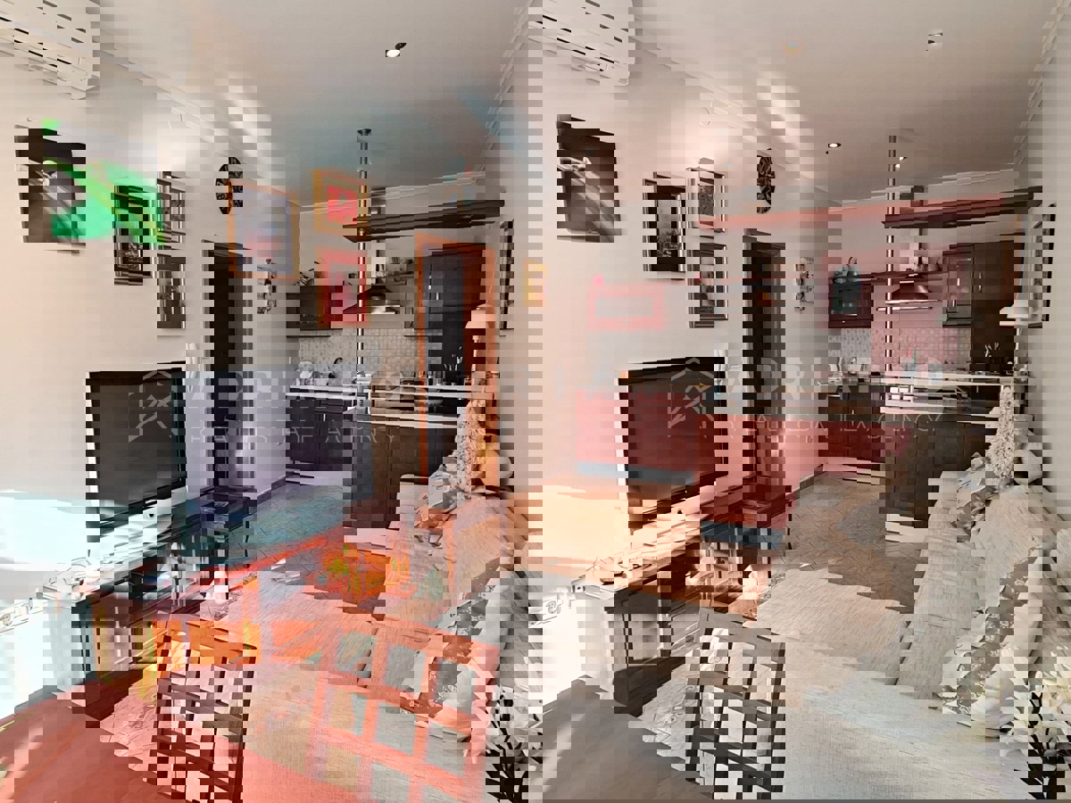 Rovigno, appartamento al piano terra con taverna vicino alla spiaggia di Cuvi