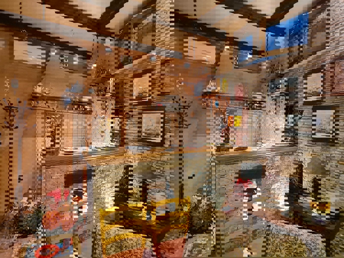 Rovigno, appartamento al piano terra con taverna vicino alla spiaggia di Cuvi