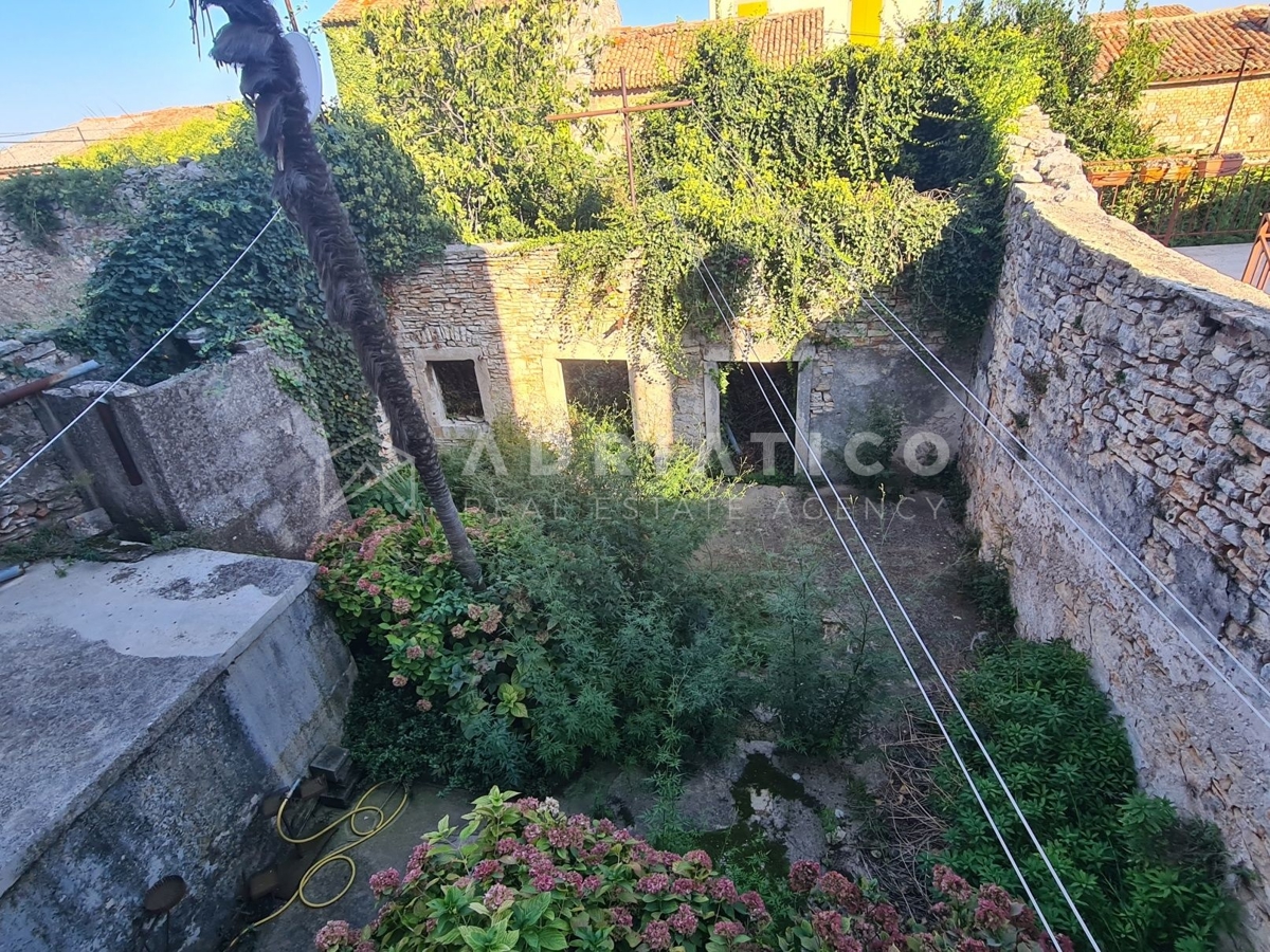 Dignano, un'autentica casa a quattro piani con cortile e rovina