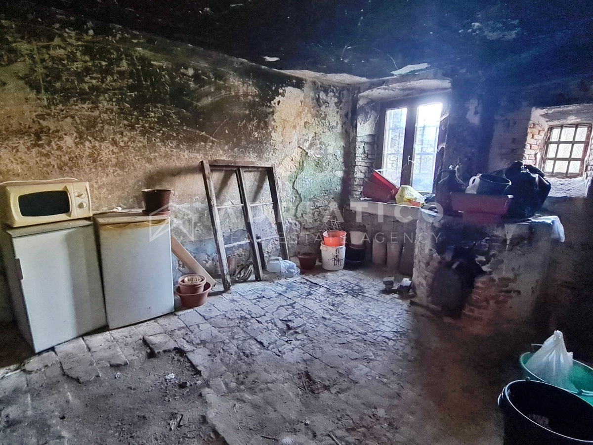 Dignano, un'autentica casa a quattro piani con cortile e rovina