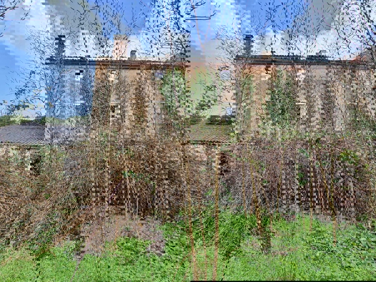 Bale, dintorni, casa in pietra da ristrutturare