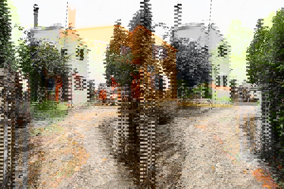 Canfanaro, dintorni, casa con due unità abitative e un appartamento