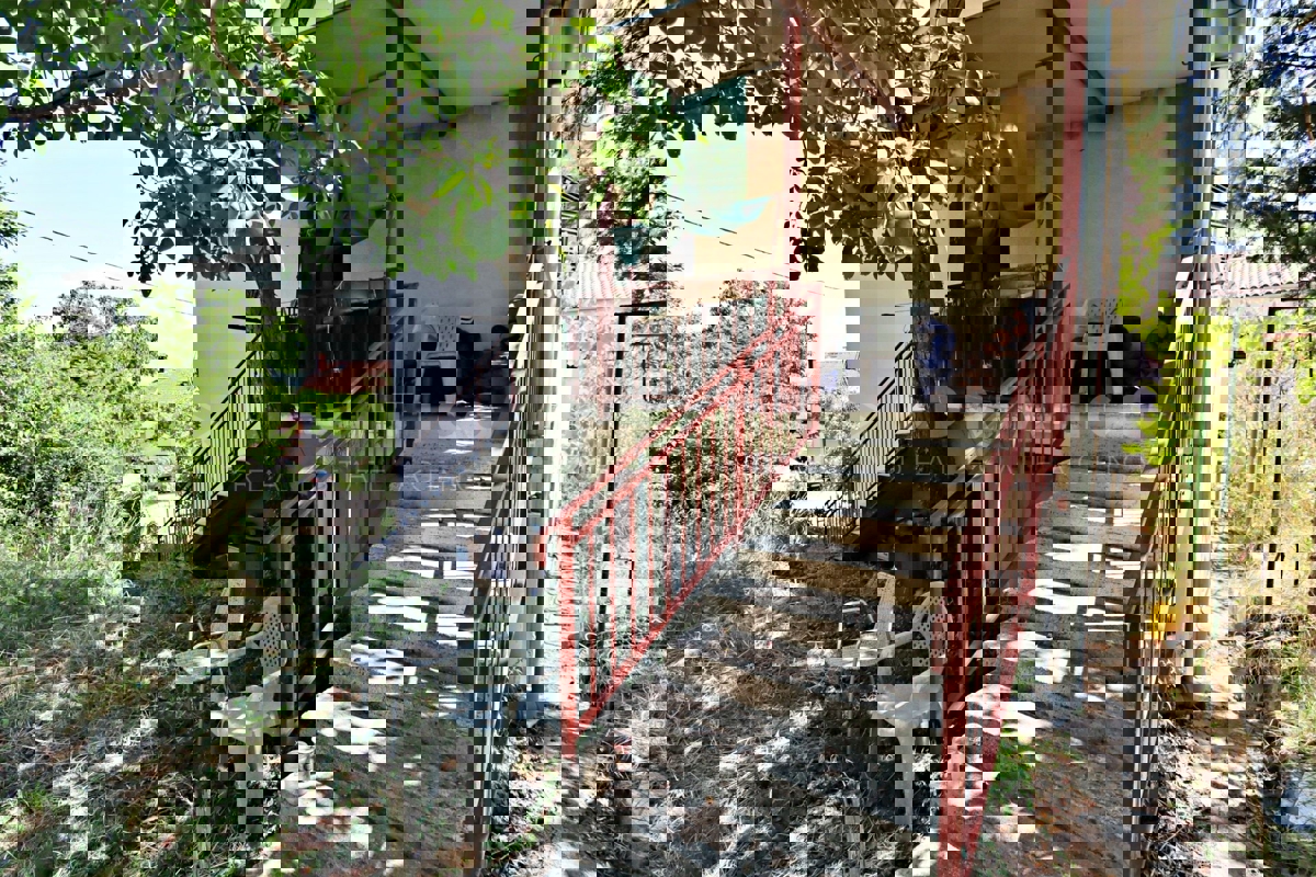 Zona di Pazin, casa indipendente da ristrutturare + vigneto