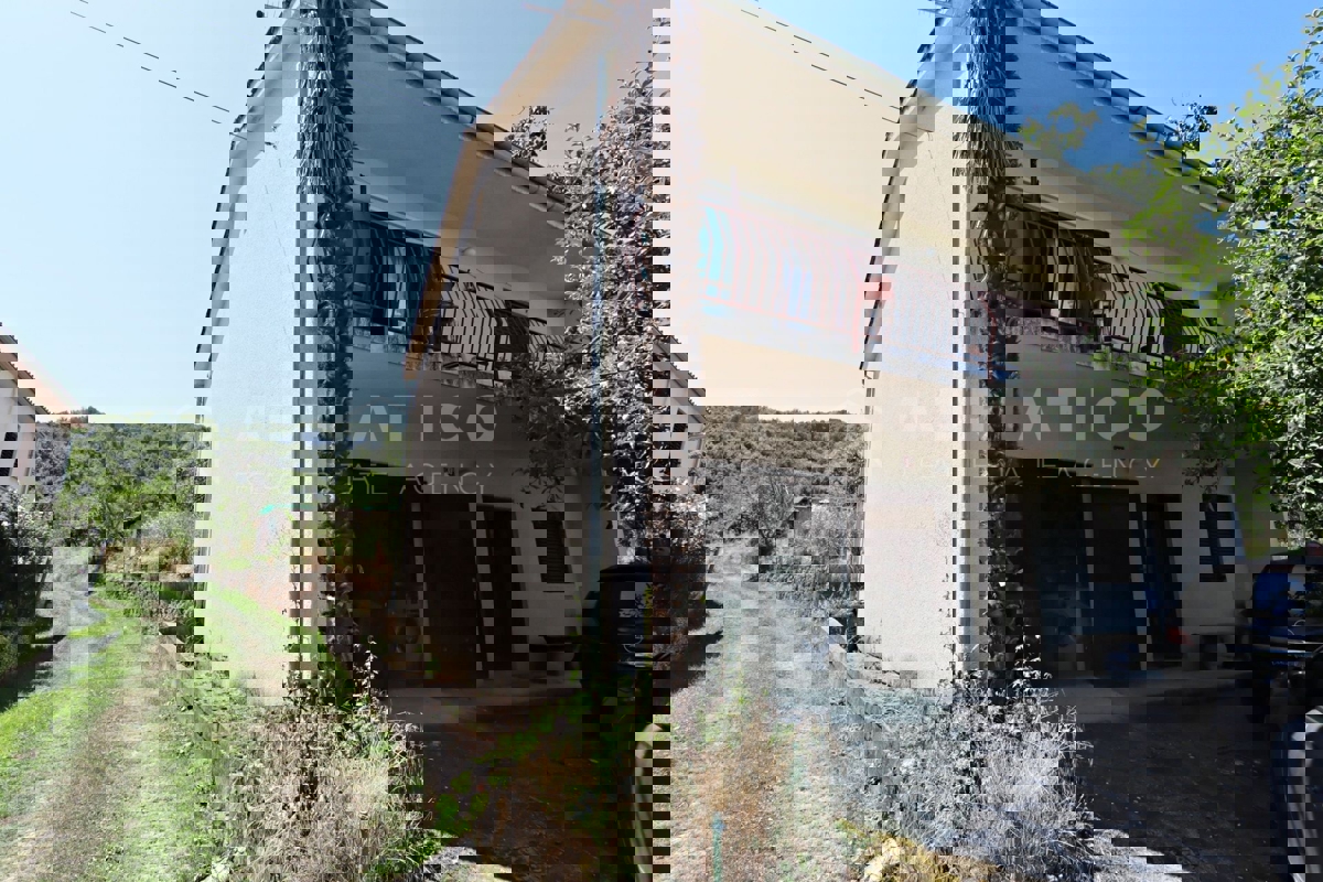 Zona di Pazin, casa indipendente da ristrutturare + vigneto