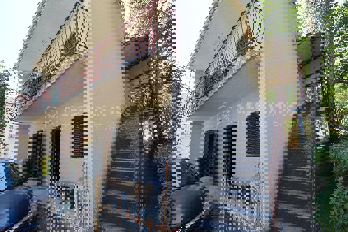 Zona di Pazin, casa indipendente da ristrutturare + vigneto