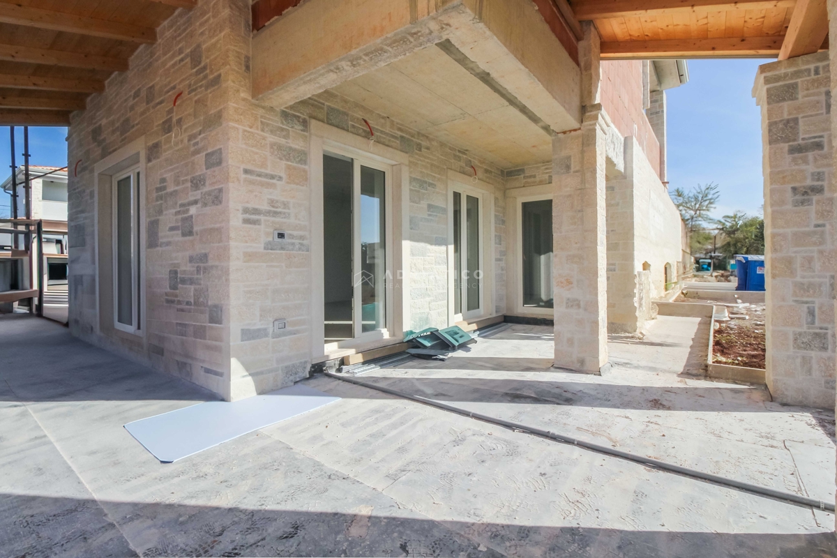 Casa di lusso con giardino, piscina e seminterrato con sauna