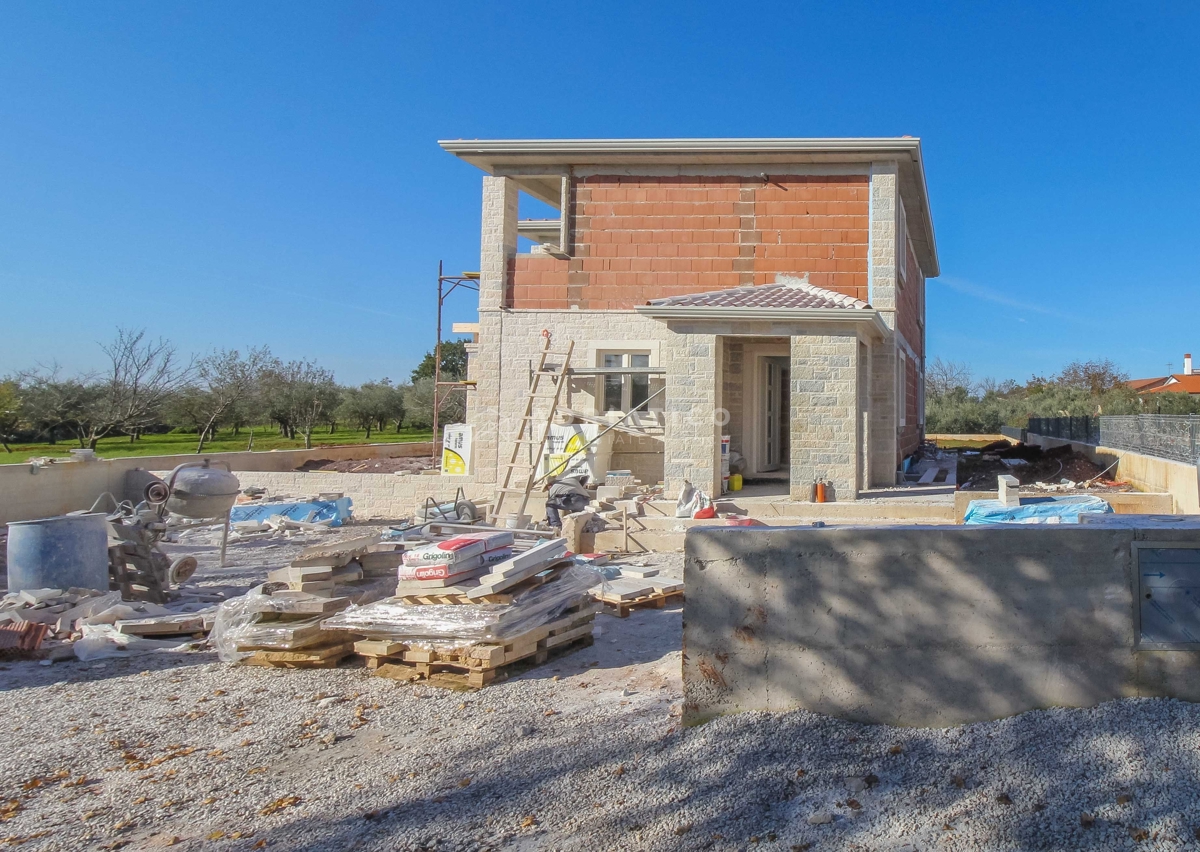 Casa di lusso con giardino, piscina e seminterrato con sauna