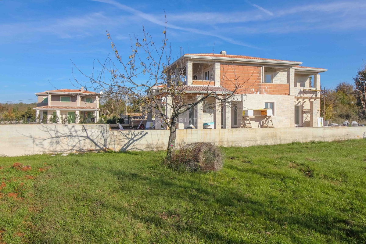 Casa di lusso con giardino, piscina e seminterrato con sauna