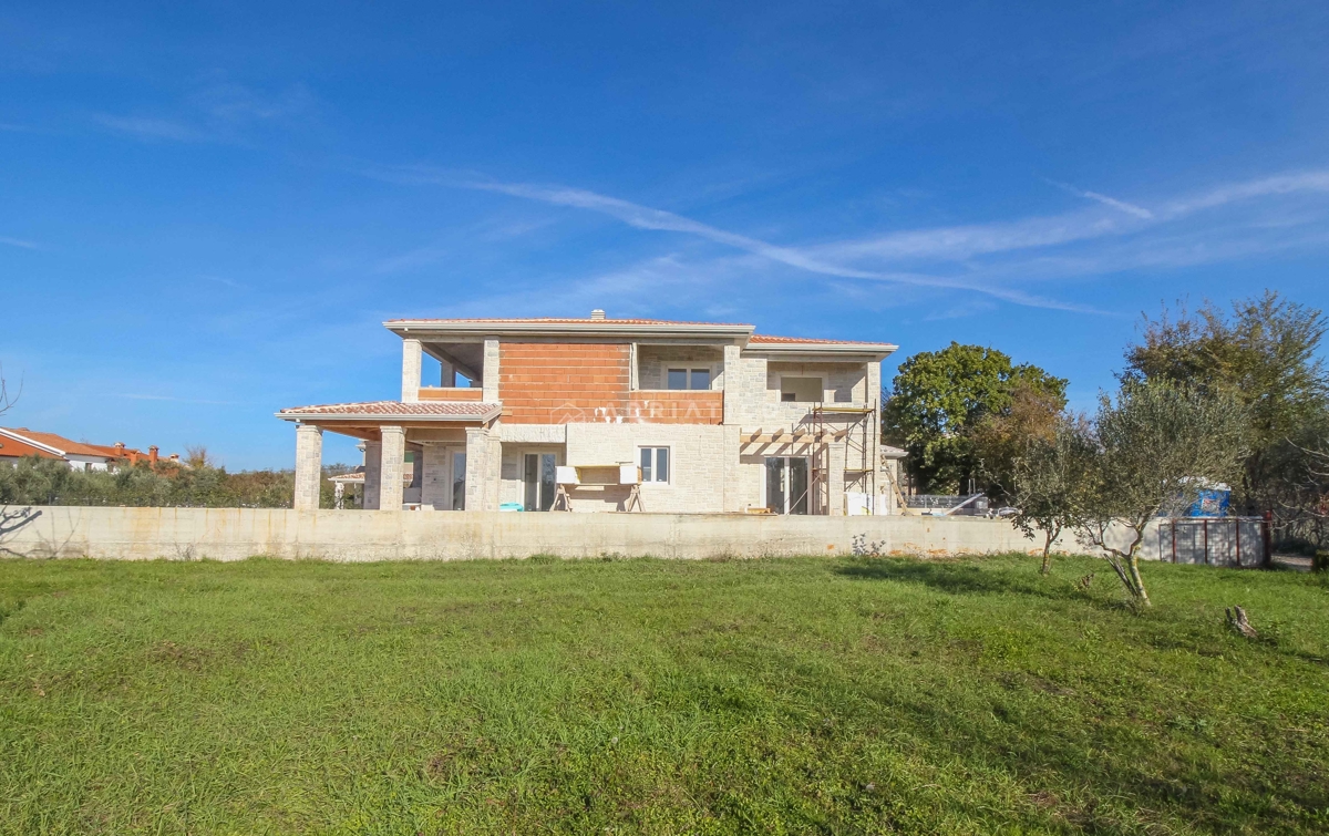 Casa di lusso con giardino, piscina e seminterrato con sauna