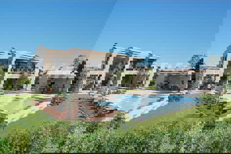 Lovreč, dintorni, imponente villa con piscina in costruzione