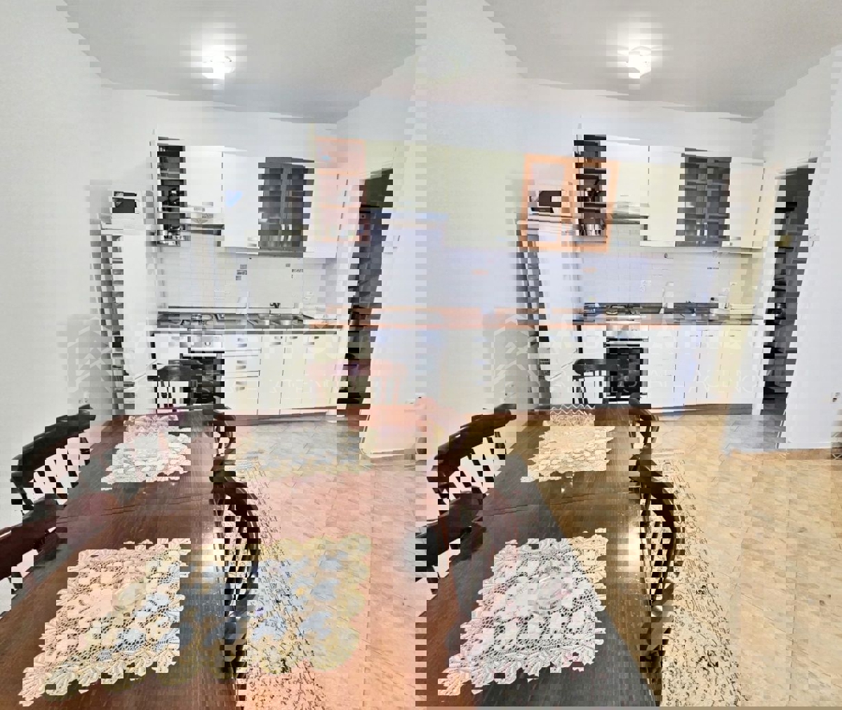 Rovigno, appartamento con tre camere da letto al primo piano 