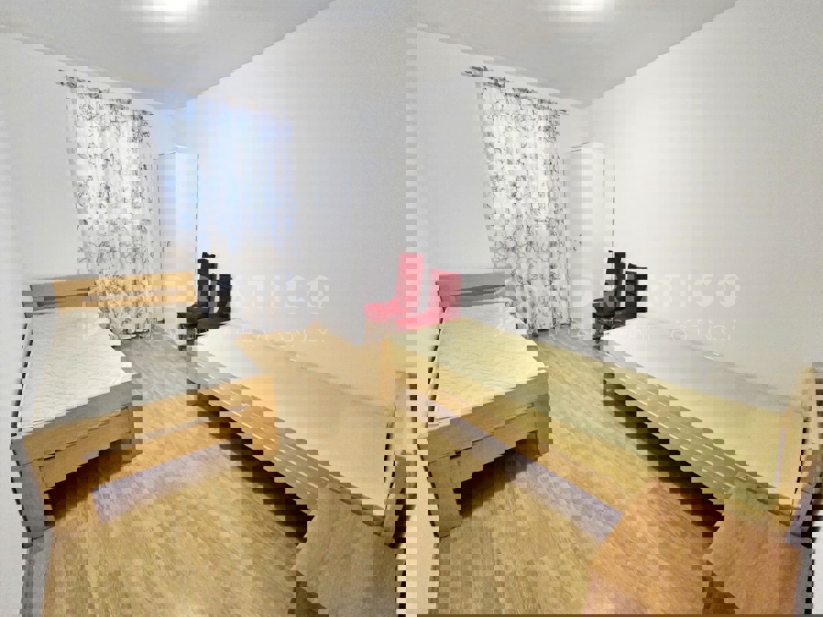 Rovigno, appartamento con tre camere da letto al primo piano 