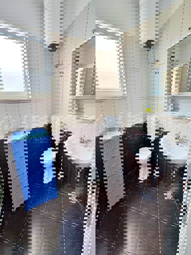 Rovigno, appartamento con tre camere da letto al primo piano 