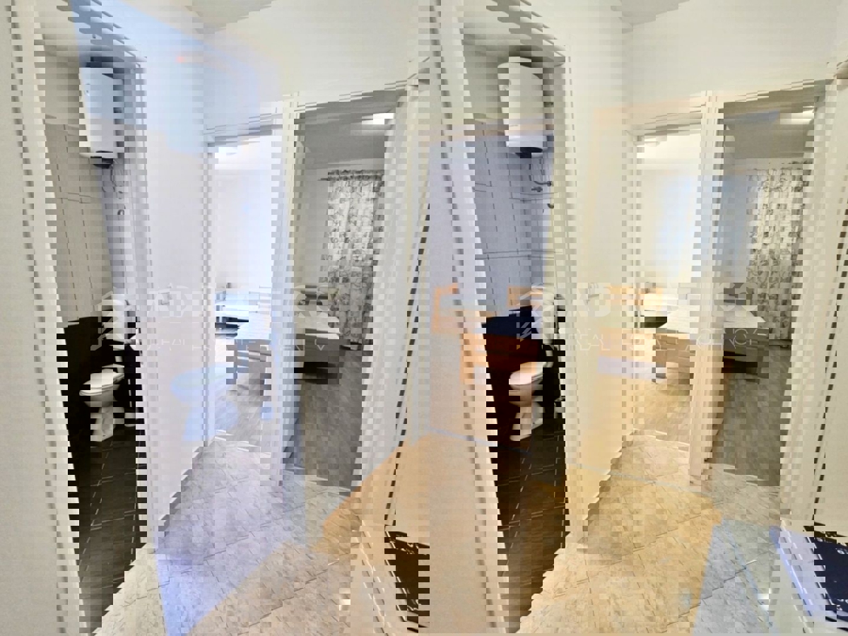 Rovigno, appartamento con tre camere da letto al primo piano 