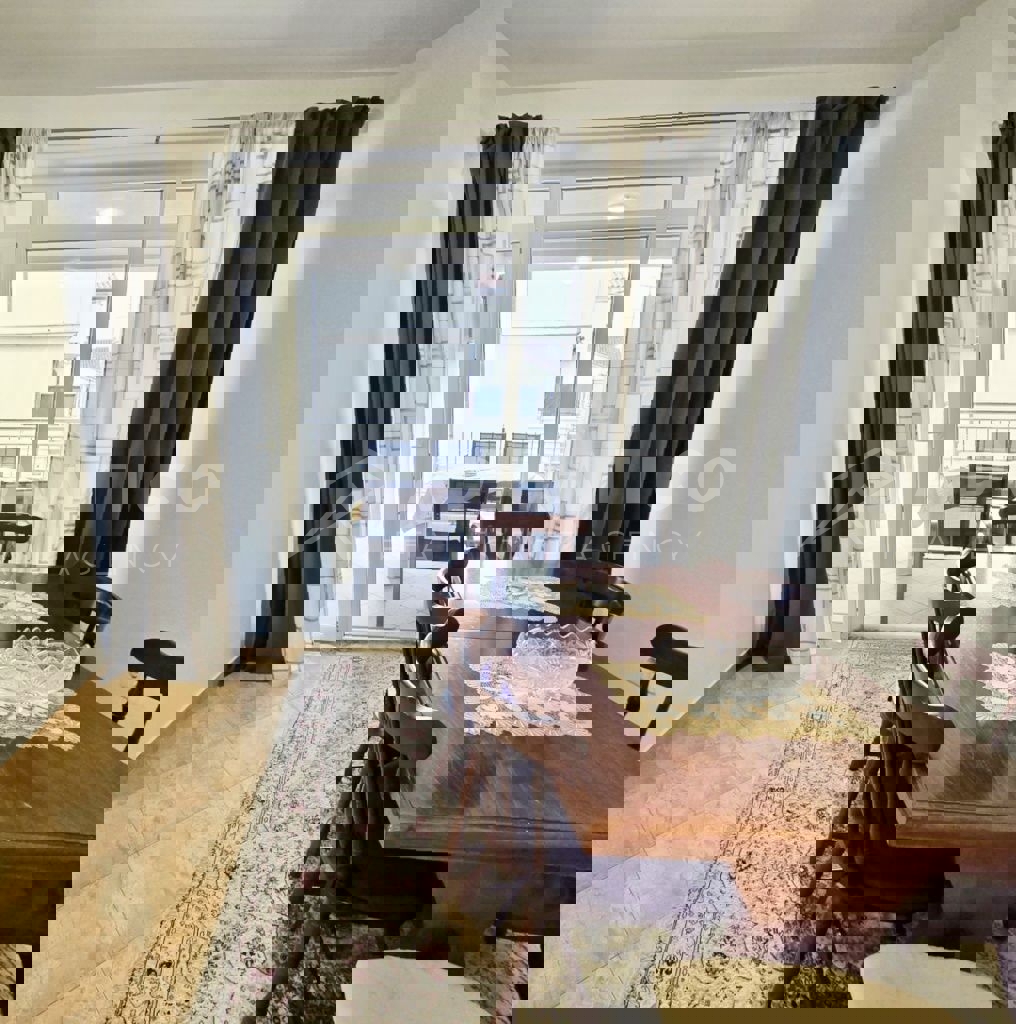 Rovigno, appartamento con tre camere da letto al primo piano 