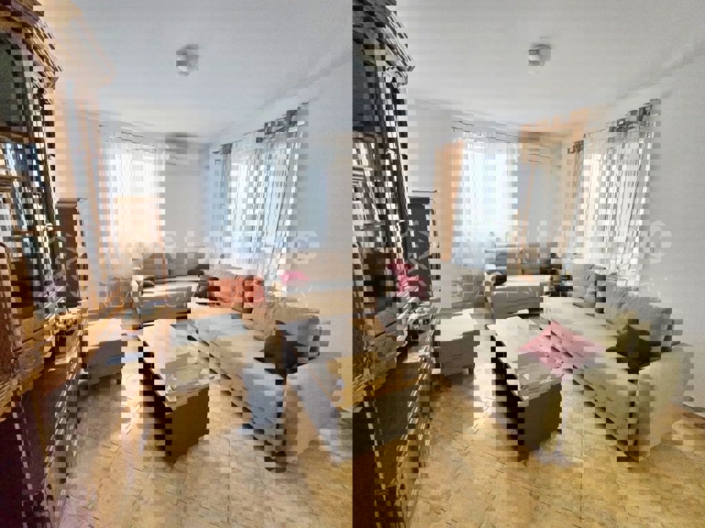 Rovigno, appartamento con tre camere da letto al primo piano 