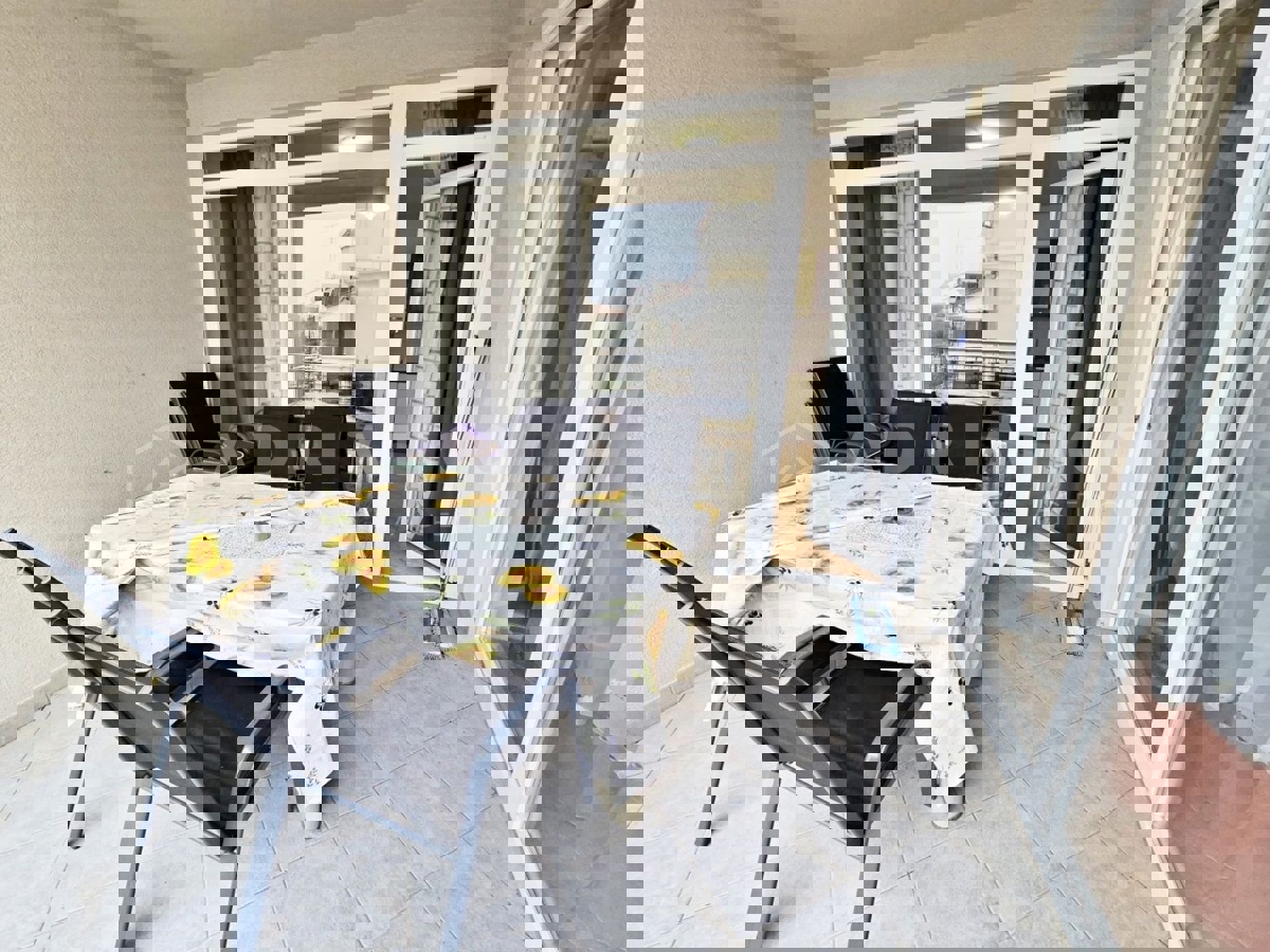 Rovigno, appartamento con tre camere da letto al primo piano 